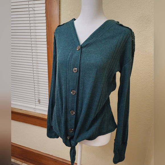 Like New! Maurices Long Sleeve Button Down Tie Front Green Top~ XS~ - Picture 2 of 11